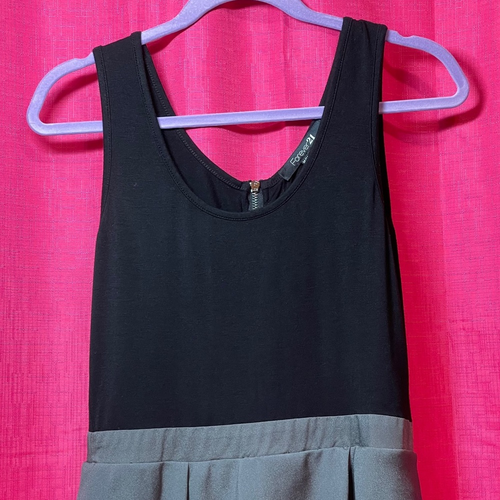 FOREVER 21 BLACK & GRAY RUFFLE DRESS SIZE M - Picture 4 of 10